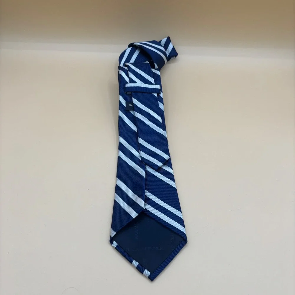 Banana Republic Mens Silk Blend Navy Light Blue Striped Necktie 3.25‎ Inch Width